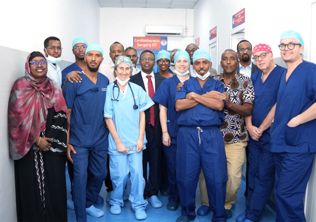 Il primo intervento a cuore aperto su bambini con cardiopatie congenite realizzato in Somalia da un team di medici italiani in collaborazione con professionisti locali e internazionali.